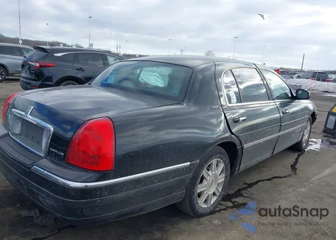 2011 Lincoln Town Car Executive L z USA, uszkodzony, nr VIN 2LNBL8EV3BX758143